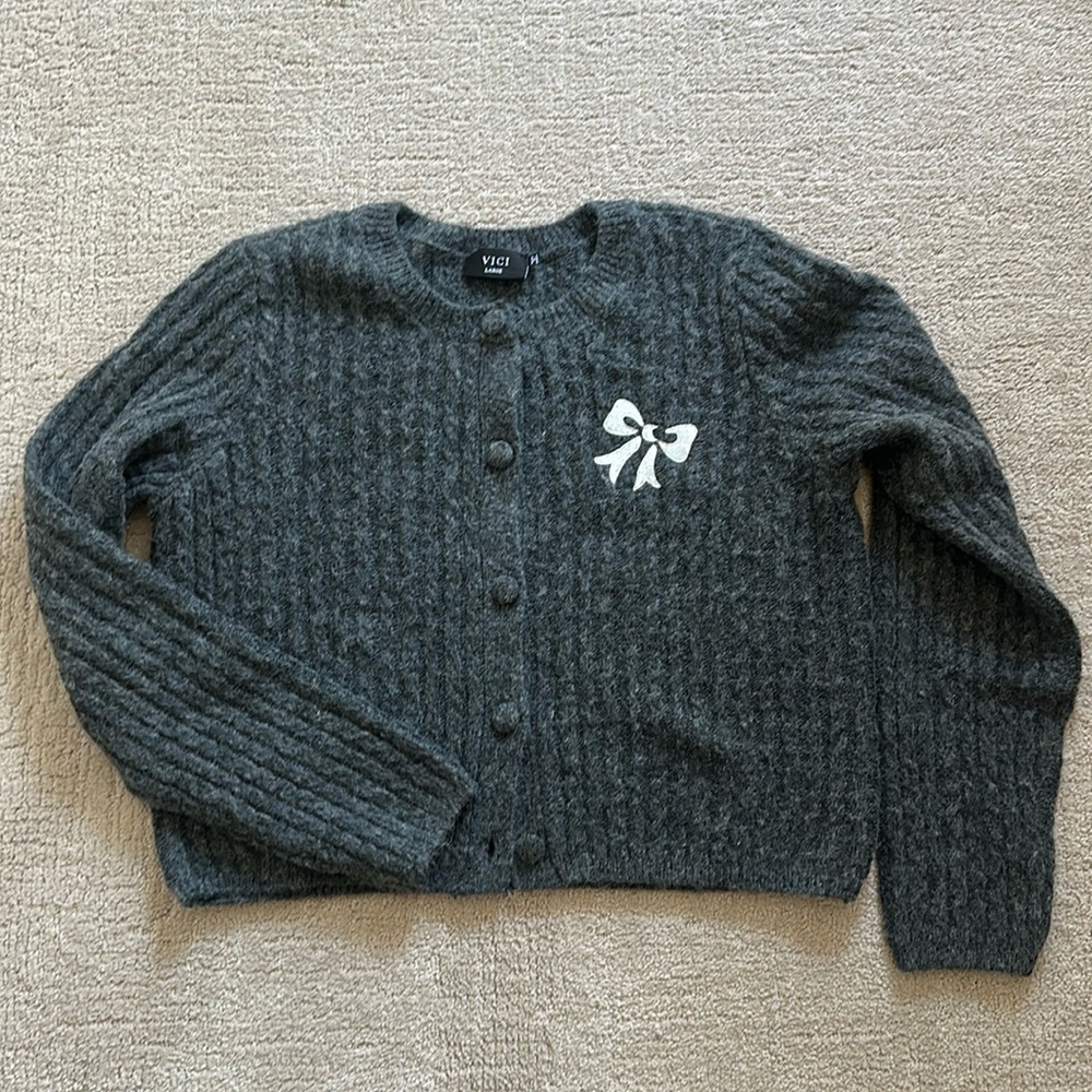 VICI bow sweater